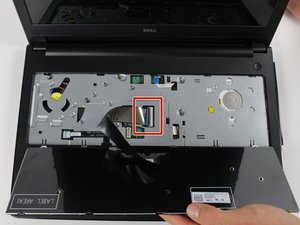 Langkah 2 — Mengakses Bagian Belakang Laptop