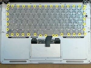 Langkah 3 — Menghilangkan Sekrup Keyboard
