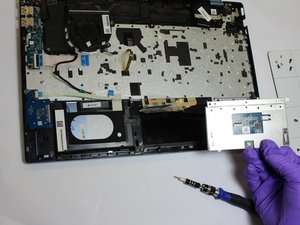 Langkah 4 — Lepaskan Touchpad dari Laptop