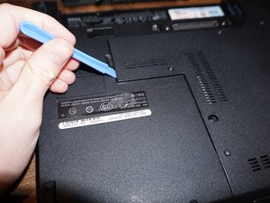 Langkah 2 — Membuka Panel Belakang Laptop