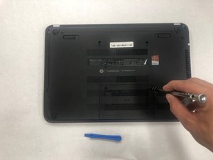 Langkah 1 — Membuka Casing Laptop