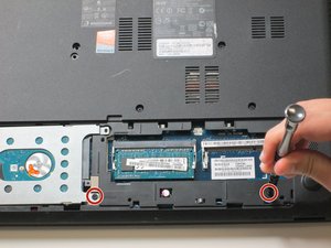 Langkah 3 — Lepaskan Sekrup di Panel Bawah
