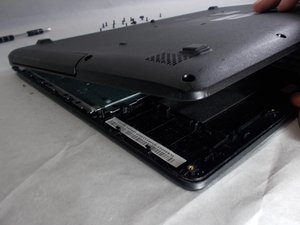 Langkah 2 — Buka Tutup Bagian Bawah Laptop