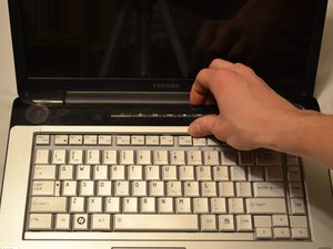 Langkah 5 — Lepaskan Touchpad dan Antena WiFi
