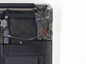 Langkah 5 — Lepaskan Sekrup I/O Board