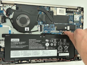 Langkah 5 — Melepaskan Kabel Baterai