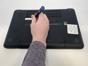 Langkah 1 — Persiapan dan Pembukaan Casing Laptop