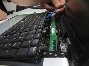 Langkah 4 — Lepaskan Keyboard dari Casing