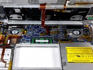 Langkah 7 — Menghubungkan Kabel Keyboard dan Trackpad
