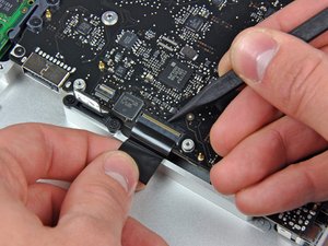 Langkah 8 — Lepaskan Kabel Keyboard