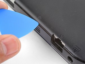 Langkah 4 — Lepaskan Klik Plastik di Sekitar Port Ethernet
