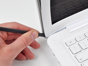 Langkah 4 — Lepaskan Bezel Layar di Area Clutch Hinges