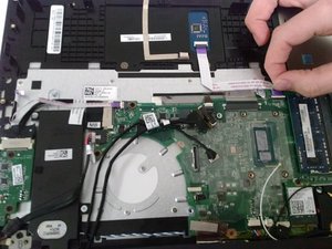 Langkah 7 — Melepas Kabel Touchpad