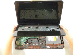 Langkah 4 — Lepaskan Kabel Speaker di Bawah Panel