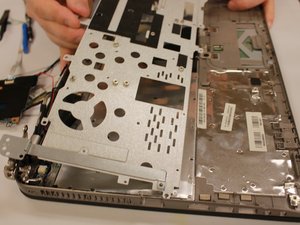 Langkah 11 — Langkah 11: Lepaskan Sekrup Motherboard