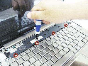 Langkah 6 — Lepaskan Kabel Keyboard