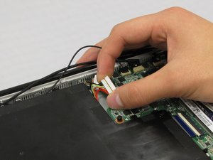 Langkah 4 — Mengakses dan Melepas Sekrup Keyboard