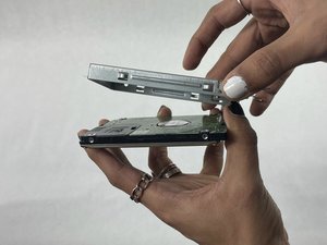 Langkah 4 — Lepaskan Hard Disk dari Tray