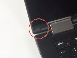 Langkah 1 — Membuka Tutup Karet di Sudut Layar
