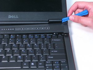 Langkah 3 — Membuka Tutup Plastik di Atas Keyboard