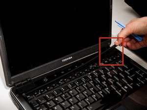 Langkah 1 — Buka tutup keyboard dan lepas baut
