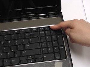 Langkah 5 — Lepaskan Keyboard dari Frame