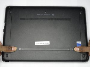Langkah 1 — Matikan Laptop dan Buka Tutup Keyboard