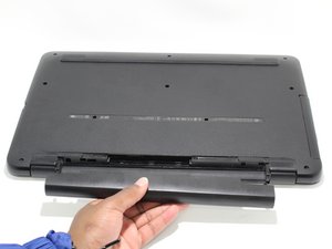 Langkah 2 — Buka Panel Belakang Laptop