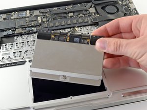 Langkah 6 — Lepaskan Trackpad dari Casing