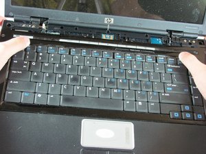 Langkah 4 — Lepaskan Kabel Keyboard
