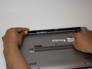Langkah 1 — Membuka Tutup Belakang Laptop