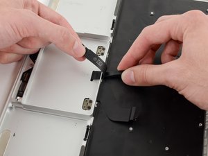 Langkah 2 — Melepaskan Kabel Trackpad dari Casing