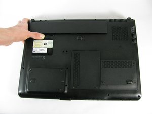 Langkah 2 — Buka Tutup Bagian Bawah Laptop