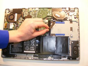 Langkah 3 — Lepaskan Hard Drive