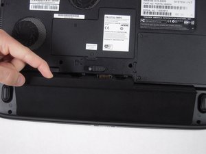 Langkah 2 — Lepaskan Baterai dari Laptop