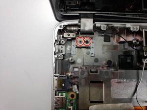 Langkah 8 — Melepas Sekrup Hinge