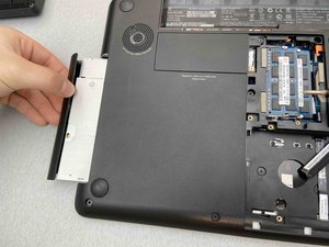 Langkah 8 — Angkat Optical Drive