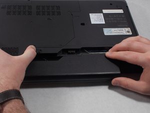 Langkah 3 — Lepaskan CD Drive Lama dan Pasang yang Baru