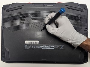 Langkah 1 — Membuka Tutup Bawah Laptop
