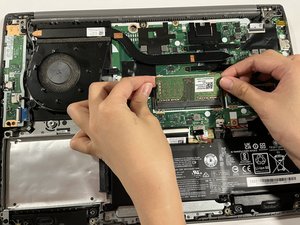 Langkah 3 — Lepaskan RAM