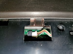 Langkah 5 — Melepas Sekrup Penutup Case