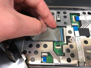Langkah 4 — Mengangkat Kabel Motherboard