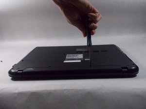 Langkah 2 — Lepaskan Sekrup dan Baterai