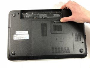 Langkah 1 — Mengeluarkan Tutup Bawah Laptop