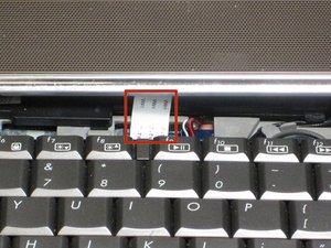Langkah 3 — Buka Kabel Ribbon di Bagian Layar