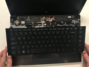Langkah 5 — Lepaskan Hard Drive dari Tempatnya