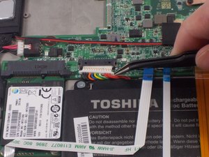 Langkah 3 — Lepaskan Kabel LCD dan I/O