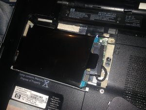 Langkah 5 — Lepaskan Hard Drive dari Enclosure