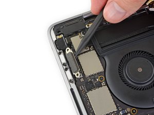 Langkah 8 — Memisahkan Thunderbolt Port Kiri
