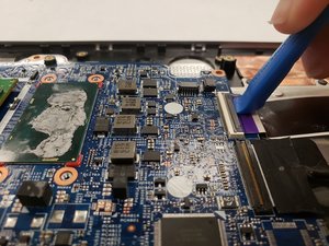 Langkah 4 — Melepas Motherboard